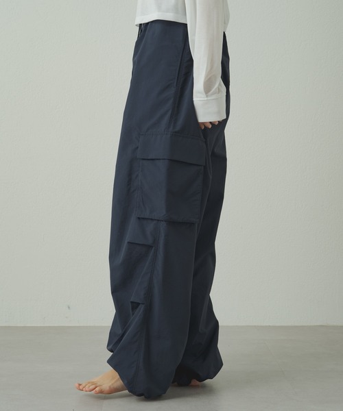 earthy(アーシー)の「【earthy_】ナイロンボリュームカーゴパンツ(カーゴパンツ・レディース・オフホワイト/ネイビー・FREE)」の22枚目の写真