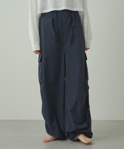earthy(アーシー)の「【earthy_】ナイロンボリュームカーゴパンツ(カーゴパンツ・レディース・オフホワイト/ネイビー・FREE)」の21枚目の写真