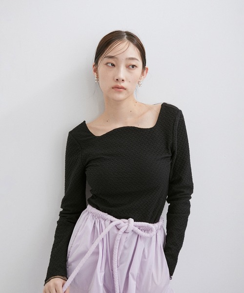 ADAM ET ROPE'(アダムエロペ)の「ウェーブネックプルオーバー(Tシャツ/カットソー・レディース・ホワイト/ブラック・FREE)」の6枚目の写真