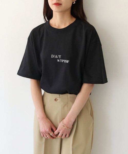 HER CLOSET（ハークローゼット）の「【shemoshelly】WEB限定DAYロゴTシャツ（Tシャツ/カットソー・レディース・ブラック/ホワイト・S/M/L）」の7枚目の写真