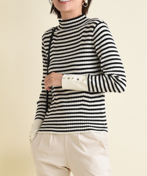 INTERPLANET（インタープラネット）の「変形編み袖口ボタンリブニット（ニット/セーター・レディース・オフホワイト/グレー/ブラック/イエロー/ブルー/ホワイト・FREE）」の2枚目の写真