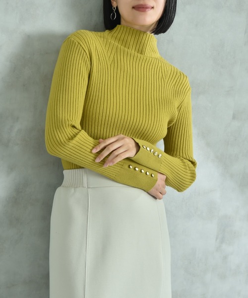 INTERPLANET（インタープラネット）の「変形編み袖口ボタンリブニット（ニット/セーター・レディース・オフホワイト/グレー/ブラック/イエロー/ブルー/ホワイト・FREE）」の6枚目の写真