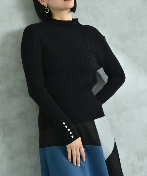 INTERPLANET（インタープラネット）の「変形編み袖口ボタンリブニット（ニット/セーター・レディース・オフホワイト/グレー/ブラック/イエロー/ブルー/ホワイト・FREE）」の4枚目の写真