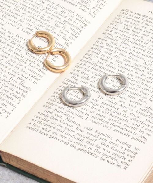 fredy emue（フレディエミュ）の「ステンレス中太リングワンタッチピアス（ピアス（両耳用）・レディース・ゴールド/シルバー・FREE）」の2枚目の写真