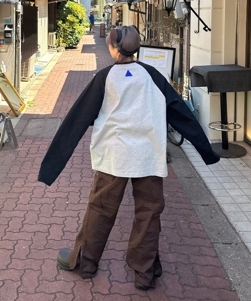 Chikashitsu +（チカシツプラス）の「ストリートファッション Chikashitsu + チカシツプラス design flare knee tuck cargo denim pants デニムパンツ ジーンズ カーゴパンツ ポケットデニム タックパンツ フレアデニム フレアパンツ（デニムパンツ・メンズ・ブラック/ブラウン・M）」の3枚目の写真