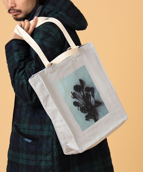 BEAMS LIGHTS(ビームスライツ)の「BEAMS LIGHTS / 『The Bulb Book』 キャンバス トート(トートバッグ・メンズ・グレー/ホワイト・ONE SIZE)」の2枚目の写真