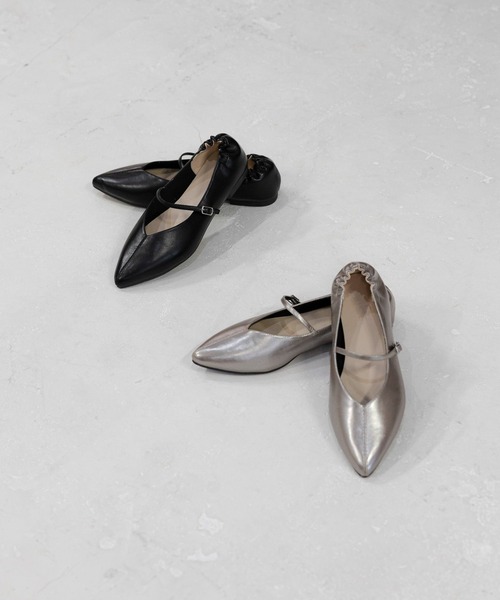 LAKOLE（ラコレ）の「【卒入式／オケージョンにも】ストラップギャザーパンプス / 996419（パンプス・レディース・ガンメタ/ブラック・LARGE/SMALL/MEDIUM）」の3枚目の写真