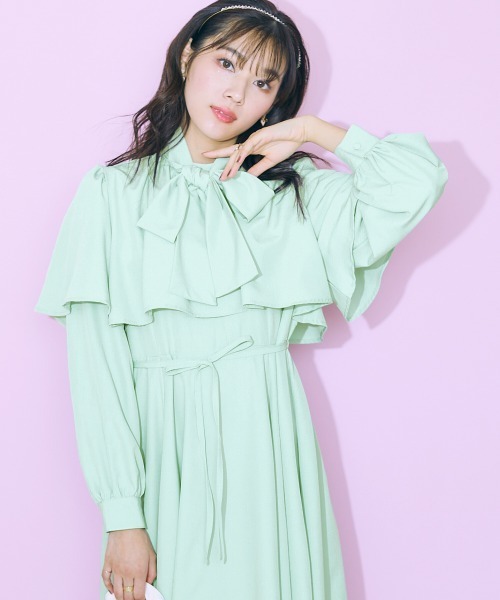 marun(マルン)の「<大きいサイズ> リボンタイ付きケープ風ワンピース marun(ワンピース・レディース・ネイビー/グリーン/ピンク・4L/L/LL/5L/3L)」の2枚目の写真