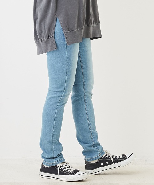 CUBE SUGAR（キューブシュガー）の「WEB限定ストレッチデニムリラックススリムパンツ（その他パンツ・レディース・インディゴブルー/ライトブルー/ワンウォッシュ・LL/L/M）」の2枚目の写真