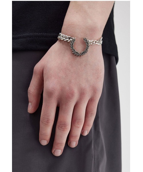 FRED PERRY（フレッドペリー）の「Chunky Laurel Wreath Bracelet（ブレスレット・メンズ・シルバー・ONE SIZE）」の4枚目の写真