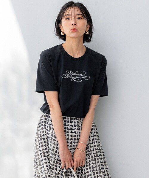 23区(ニジュウサンク)の「【井波麻里衣さんコラボ】カリグラフィー 刺繍 Tシャツ(Tシャツ/カットソー・レディース・ホワイト系/ベージュ系/ブルー系/ブラック系・38/40)」の2枚目の写真