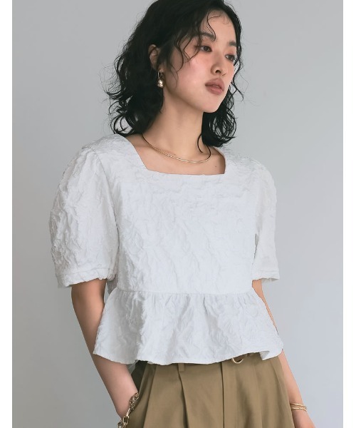 完売品おまけ付き♪未使用ジャガードペプラムトップス　ベージュゴールドLAVA Re:EDIT（リエディ）の「ふくれジャカードペプラムトップス（シャツ