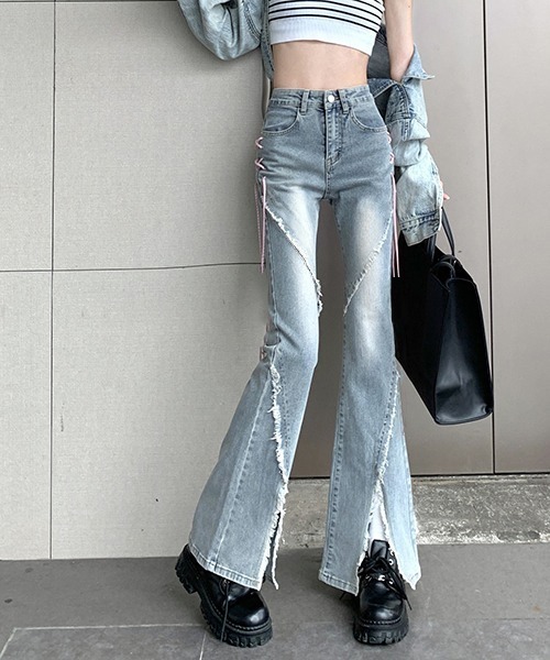 gossip！ロサンゼルス（ゴシップロサンゼルス）の「Y2K リボンフリッジスリットフレアデニムパンツ（デニムパンツ・レディース・インディゴブルー・S/L/M）」の2枚目の写真