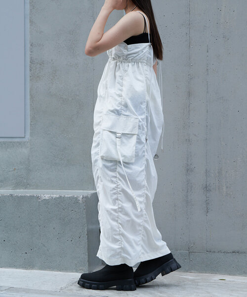 RAY CASSIN(レイカズン)の「カーゴキャミワンピース(ワンピース・レディース・ベージュ/ブラック/カーキ/ホワイト・FREE)」の6枚目の写真