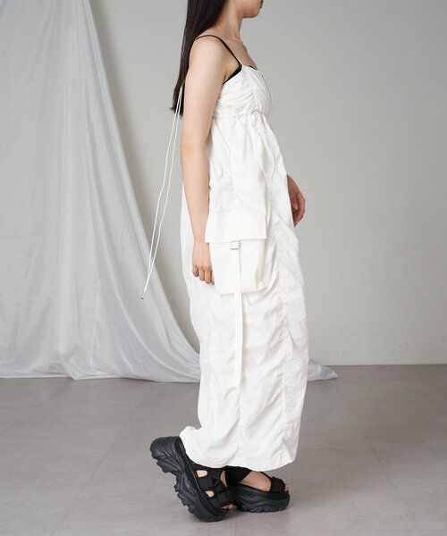 RAY CASSIN(レイカズン)の「カーゴキャミワンピース(ワンピース・レディース・ベージュ/ブラック/カーキ/ホワイト・FREE)」の12枚目の写真