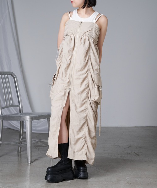 RAY CASSIN(レイカズン)の「カーゴキャミワンピース(ワンピース・レディース・ベージュ/ブラック/カーキ/ホワイト・FREE)」の1枚目の写真