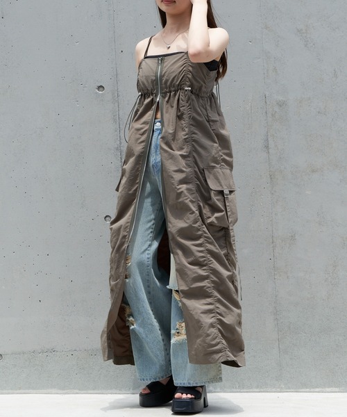 RAY CASSIN(レイカズン)の「カーゴキャミワンピース(ワンピース・レディース・ベージュ/ブラック/カーキ/ホワイト・FREE)」の4枚目の写真