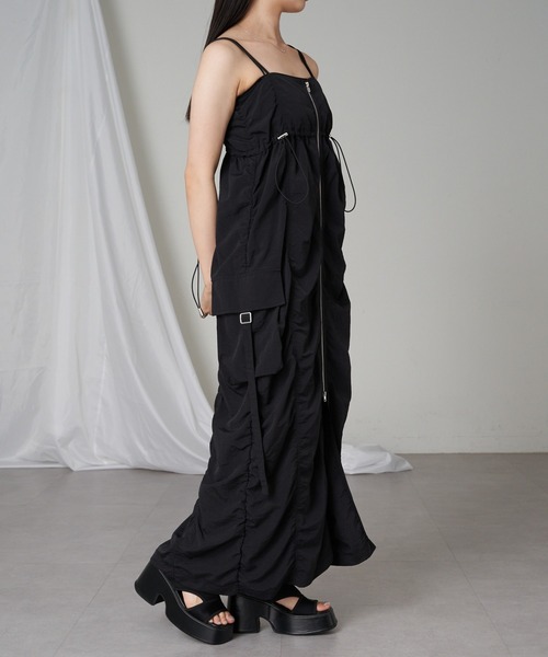 RAY CASSIN(レイカズン)の「カーゴキャミワンピース(ワンピース・レディース・ベージュ/ブラック/カーキ/ホワイト・FREE)」の3枚目の写真