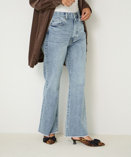 BAYFLOW（ベイフロー）の「[ストレッチ入り]フレアジーンズ（デニムパンツ・レディース・サックスブルー/インディゴブルー・SMALL/MEDIUM）」の2枚目の写真