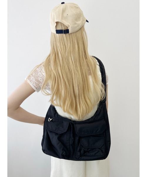 WC（ダブル シー）の「Wポケットパテッドショルダーバッグ（ショルダーバッグ・レディース・アイボリー/ブラック/ブルー・FREE）」の2枚目の写真