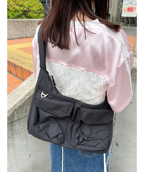 WC（ダブル シー）の「Wポケットパテッドショルダーバッグ（ショルダーバッグ・レディース・アイボリー/ブラック/ブルー・FREE）」の17枚目の写真