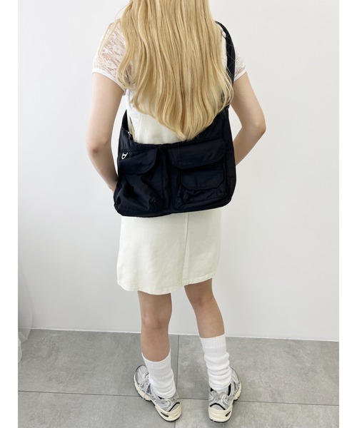 WC（ダブル シー）の「Wポケットパテッドショルダーバッグ（ショルダーバッグ・レディース・アイボリー/ブラック/ブルー・FREE）」の13枚目の写真