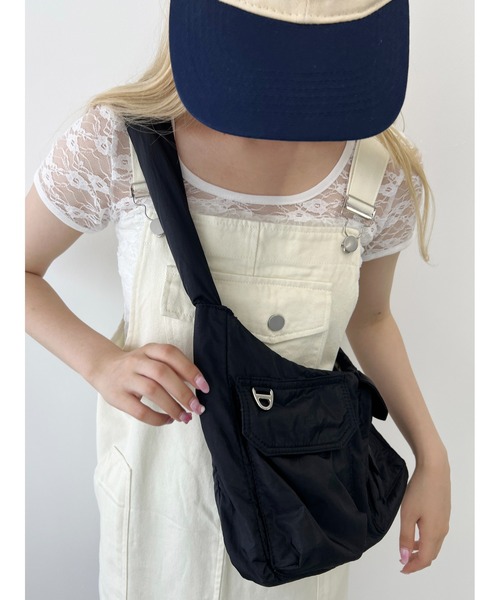 WC（ダブル シー）の「Wポケットパテッドショルダーバッグ（ショルダーバッグ・レディース・アイボリー/ブラック/ブルー・FREE）」の16枚目の写真