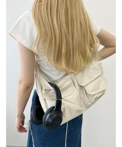 WC（ダブル シー）の「Wポケットパテッドショルダーバッグ（ショルダーバッグ・レディース・アイボリー/ブラック/ブルー・FREE）」の4枚目の写真