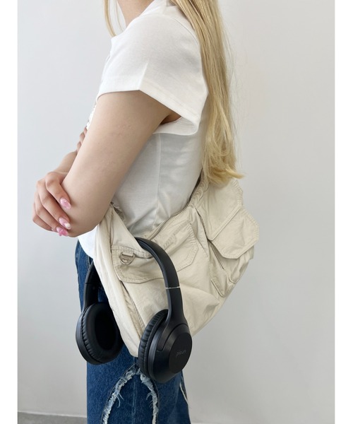 WC（ダブル シー）の「Wポケットパテッドショルダーバッグ（ショルダーバッグ・レディース・アイボリー/ブラック/ブルー・FREE）」の6枚目の写真