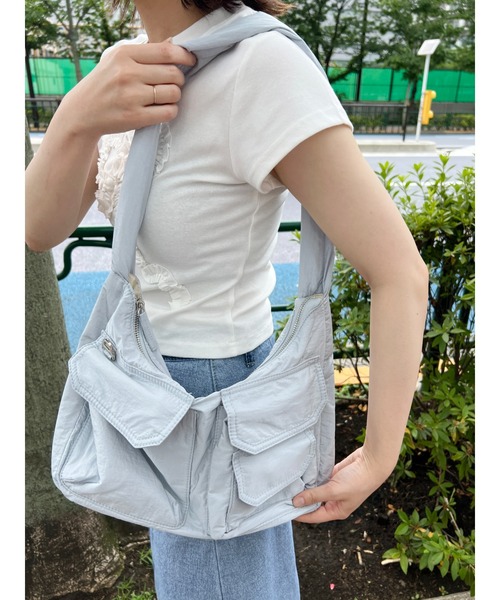 WC（ダブル シー）の「Wポケットパテッドショルダーバッグ（ショルダーバッグ・レディース・アイボリー/ブラック/ブルー・FREE）」の8枚目の写真