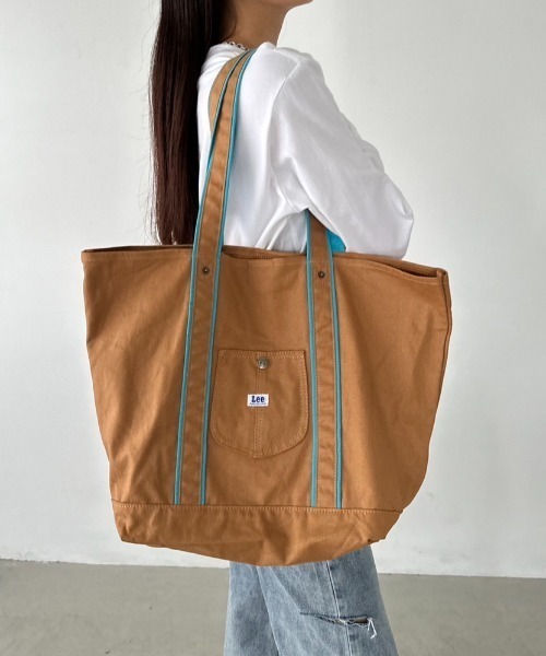 Lee(リー)の「Lee/リー アクセントカラー カバーオールポケット トート Mサイズ(トートバッグ・レディース・ホワイト×ライム/ブラウン/ホワイト×パープル/ホワイト×ブルー/ホワイト×ブラック/ブラック/ブルー・FREE)」の6枚目の写真