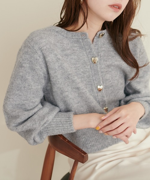 natural couture(ナチュラルクチュール)の「ハート釦クルーネックカーデ(カーディガン/ボレロ・レディース・グレー/ブラック/サックスブルー/アイボリー/ピンク/ネイビー・FREE)」の4枚目の写真