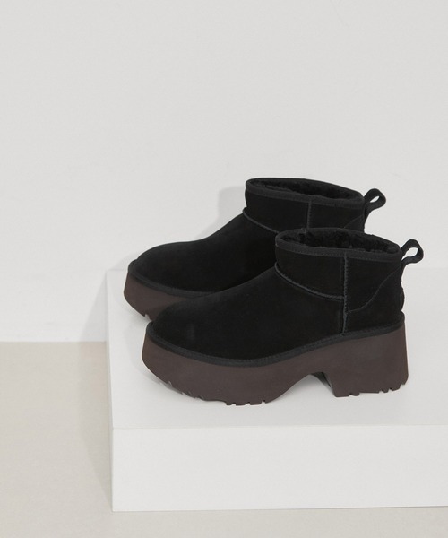 UGG(アグ)の「【WEB限定】【UGG(アグ)】 Classic Ultra Mini New Heights(ブーツ・レディース・ブラック/キャメル・23/24/25)」の2枚目の写真