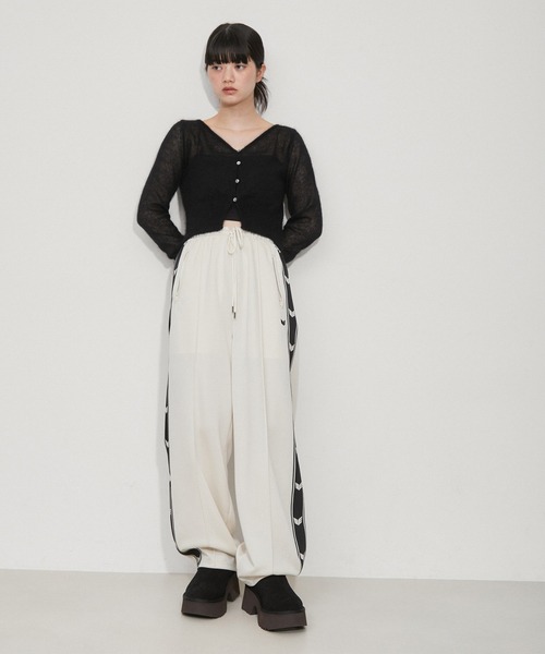 UGG(アグ)の「【WEB限定】【UGG(アグ)】 Classic Ultra Mini New Heights(ブーツ・レディース・ブラック/キャメル・23/24/25)」の3枚目の写真