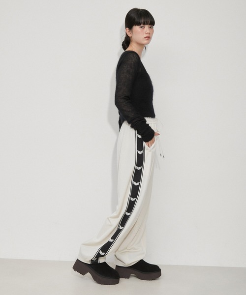 UGG(アグ)の「【WEB限定】【UGG(アグ)】 Classic Ultra Mini New Heights(ブーツ・レディース・ブラック/キャメル・23/24/25)」の4枚目の写真