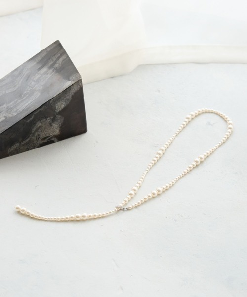 Andemiu（アンデミュウ）の「ガラスパールYラインネックレス202881（ネックレス・レディース・ホワイト/グレー・FREE）」の3枚目の写真