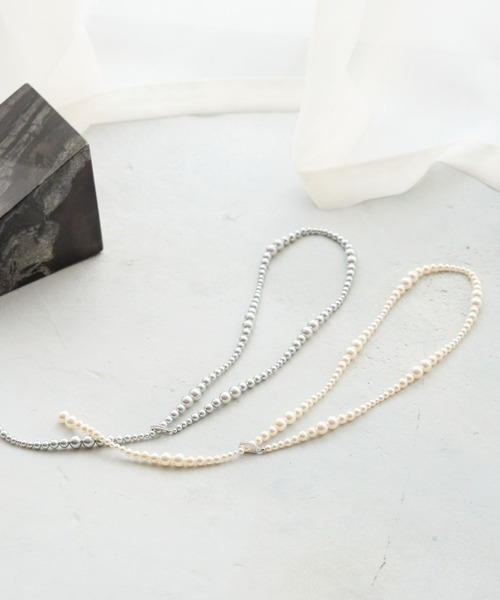 Andemiu（アンデミュウ）の「ガラスパールYラインネックレス202881（ネックレス・レディース・ホワイト/グレー・FREE）」の4枚目の写真