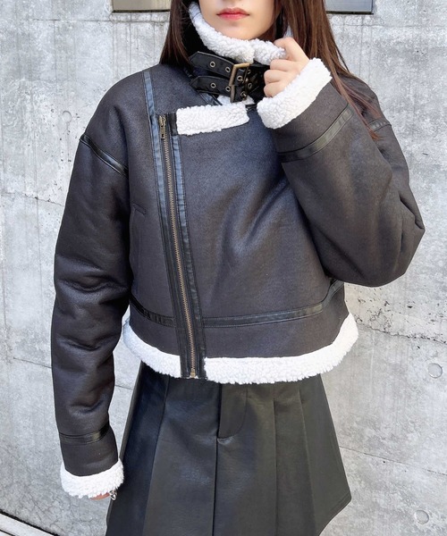 INGNI（イング）の「クロップド丈フライトジャケット（ブルゾン・レディース・ブラック×ブラック/ブラック×ホワイト/ブラウン系その他4・M）」の4枚目の写真