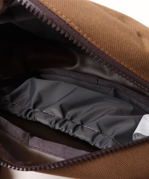 L.L.Bean(エルエルビーン)の「ハンターズ・トート・クロスボディ・パック(ボディバッグ/ウエストポーチ・レディース・ブラウン/カモフラージュ/ブラック・ONE SIZE)」の14枚目の写真