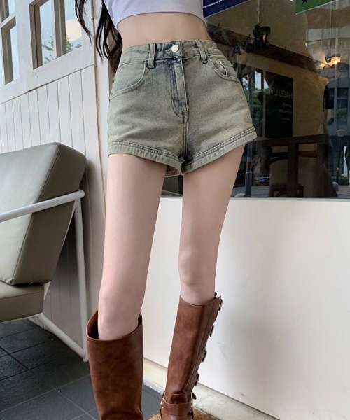 lilful(リルフル)の「デニムジップポケット グランジ ショートパンツ(デニムパンツ・レディース・ライトブルー・S/M)」の8枚目の写真