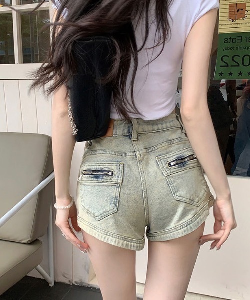 lilful(リルフル)の「デニムジップポケット グランジ ショートパンツ(デニムパンツ・レディース・ライトブルー・S/M)」の12枚目の写真