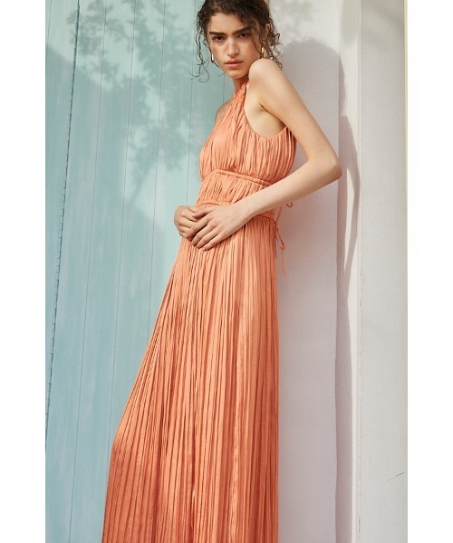 Estella.K(エステラケー)の「Adeline Pleaded Dress サテンランダムプリーツホルタードレス(ワンピース・レディース・スモークピンク/ブラック/ダークブルー/オレンジ/ブラウン・FREE)」の8枚目の写真