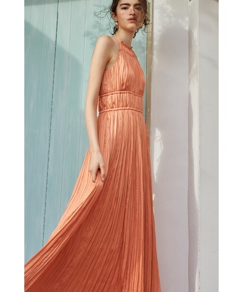 Estella.K(エステラケー)の「Adeline Pleaded Dress サテンランダムプリーツホルタードレス(ワンピース・レディース・スモークピンク/ブラック/ダークブルー/オレンジ/ブラウン・FREE)」の10枚目の写真