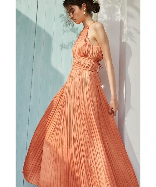 Estella.K(エステラケー)の「Adeline Pleaded Dress サテンランダムプリーツホルタードレス(ワンピース・レディース・スモークピンク/ブラック/ダークブルー/オレンジ/ブラウン・FREE)」の12枚目の写真