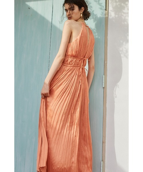 Estella.K(エステラケー)の「Adeline Pleaded Dress サテンランダムプリーツホルタードレス(ワンピース・レディース・スモークピンク/ブラック/ダークブルー/オレンジ/ブラウン・FREE)」の13枚目の写真