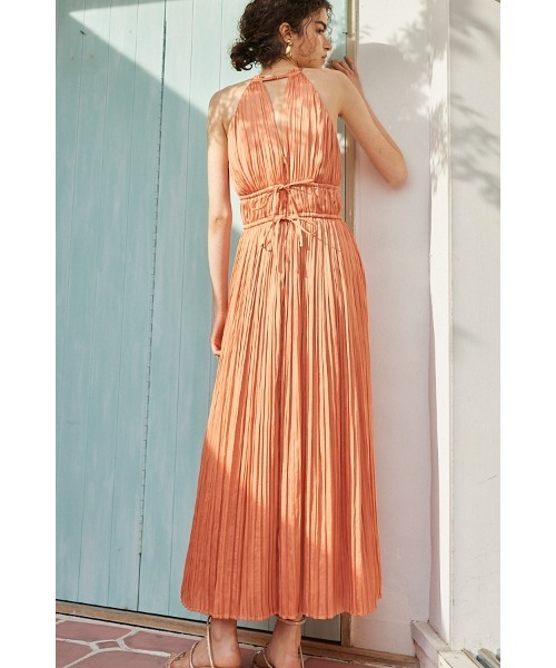 Estella.K(エステラケー)の「Adeline Pleaded Dress サテンランダムプリーツホルタードレス(ワンピース・レディース・スモークピンク/ブラック/ダークブルー/オレンジ/ブラウン・FREE)」の15枚目の写真