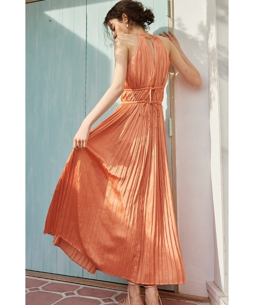 Estella.K(エステラケー)の「Adeline Pleaded Dress サテンランダムプリーツホルタードレス(ワンピース・レディース・スモークピンク/ブラック/ダークブルー/オレンジ/ブラウン・FREE)」の16枚目の写真