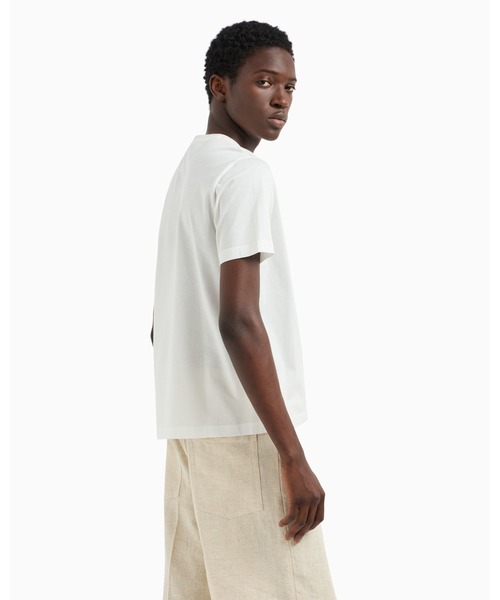 EMPORIO ARMANI(エンポリオアルマーニ)の「【エンポリオ アルマーニ】Tシャツ ジャージー ラベンダー刺繍(Tシャツ/カットソー・メンズ・ホワイト・MEDIUM/XX-LARGE/X-SMALL/X-LARGE/SMALL/LARGE/XXX-LARGE/XX-SMALL)」の2枚目の写真