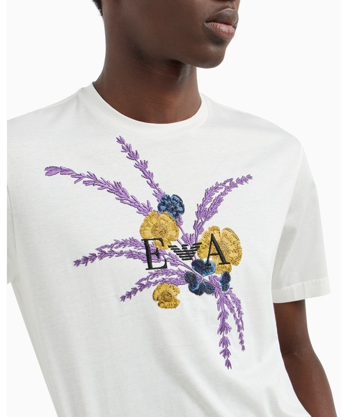 EMPORIO ARMANI(エンポリオアルマーニ)の「【エンポリオ アルマーニ】Tシャツ ジャージー ラベンダー刺繍(Tシャツ/カットソー・メンズ・ホワイト・MEDIUM/XX-LARGE/X-SMALL/X-LARGE/SMALL/LARGE/XXX-LARGE/XX-SMALL)」の3枚目の写真