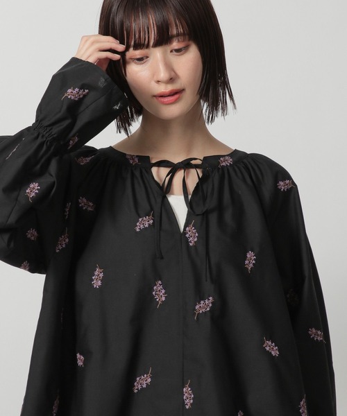 LAKOLE(ラコレ)の「フラワー刺繍ブラウス / 327798(シャツ/ブラウス・レディース・ライトブルー/ブラック/アイボリー・FREE)」の2枚目の写真